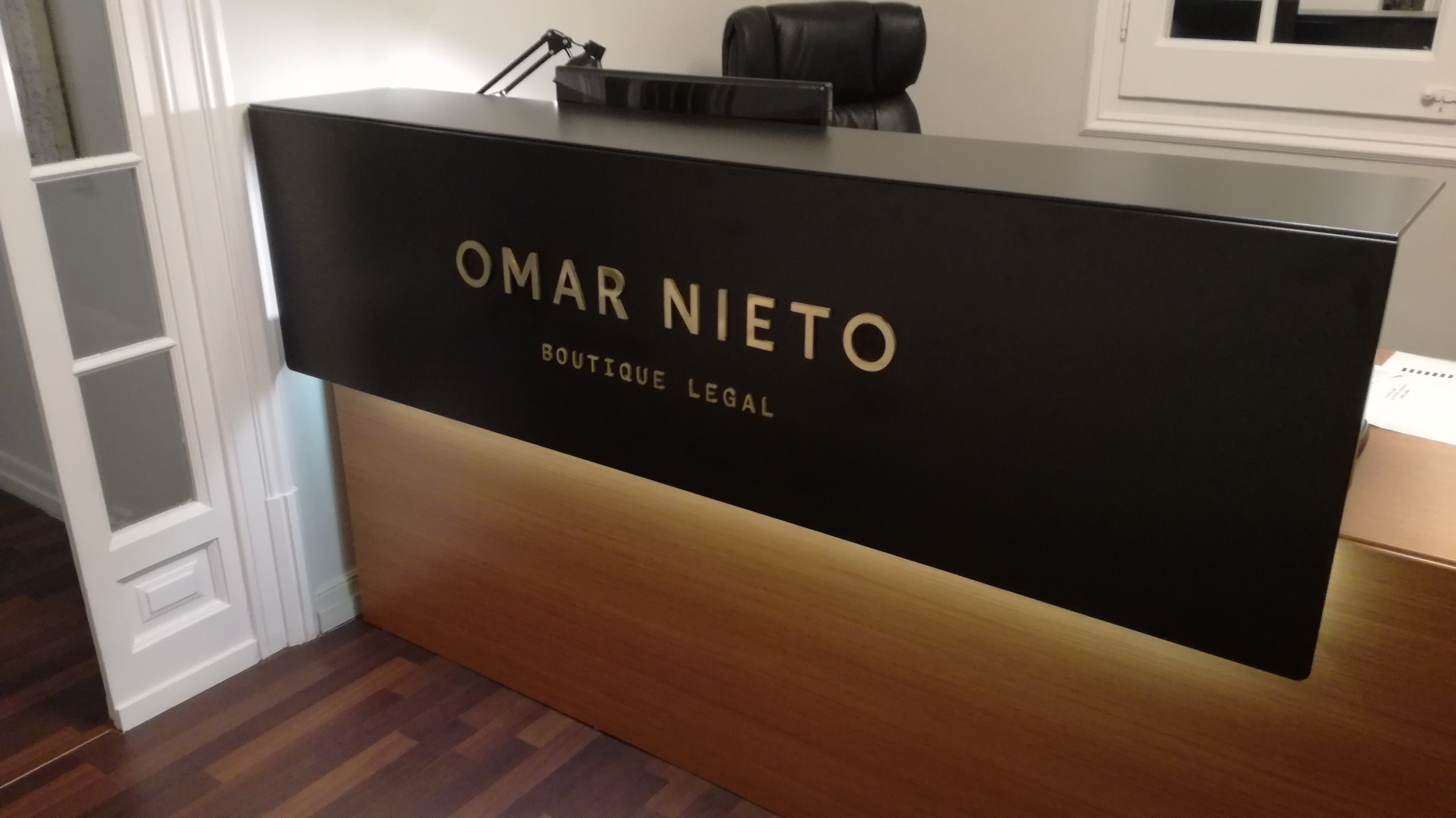 Letras Corporeas en Latón Omar Nieto Boutique Legal